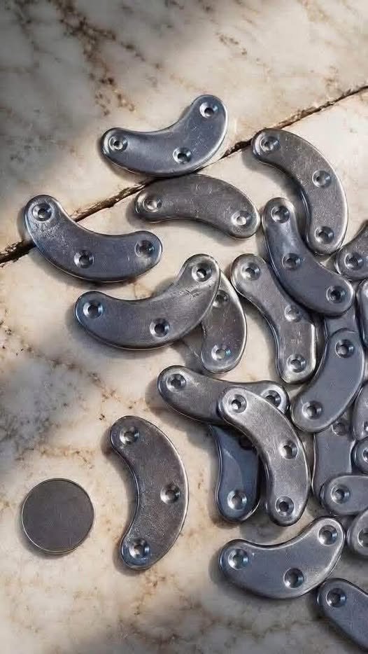 What Are These Curved Metal Pieces? The Simple Shoe-Repair Tool Many People Don’t Recognize 819267197_1343460131197742_4007028805775774934_n